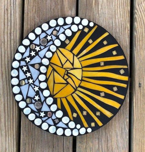 Vitromosaico Ideas, Deck Inspiration, Mosaic Wall Hanging, Glitter Tiles, Round Wall Hanging, Zen Stones, Mosaic Art Diy, Mosaic Stepping Stones, Mosaic Tile Designs