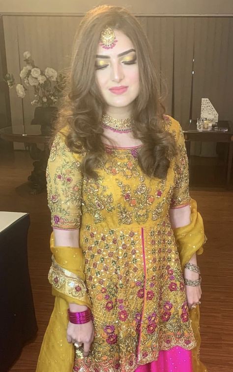 Roka Hairstyles, Mehndi Bride Look, Yellow Bridal Dress, Mehndi Outfit, Bridal Mehndi Dresses, Mehndi Dresses, Pakistani Formal Dresses, Velvet Dress Designs, Latest Bridal Dresses