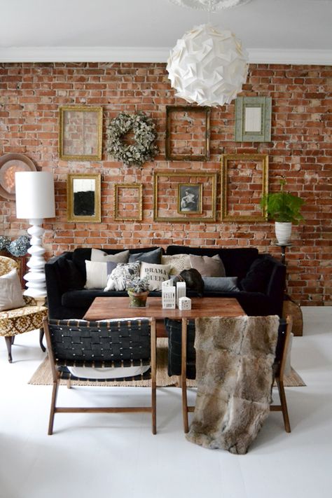 Cool Vintage Living Room Design, Brick Wall Living Room, Brick Living Room, Brick Interior, Trendy Wall Decor, A Brick Wall, Living Room Decor Colors, Hang Art, Living Room Red