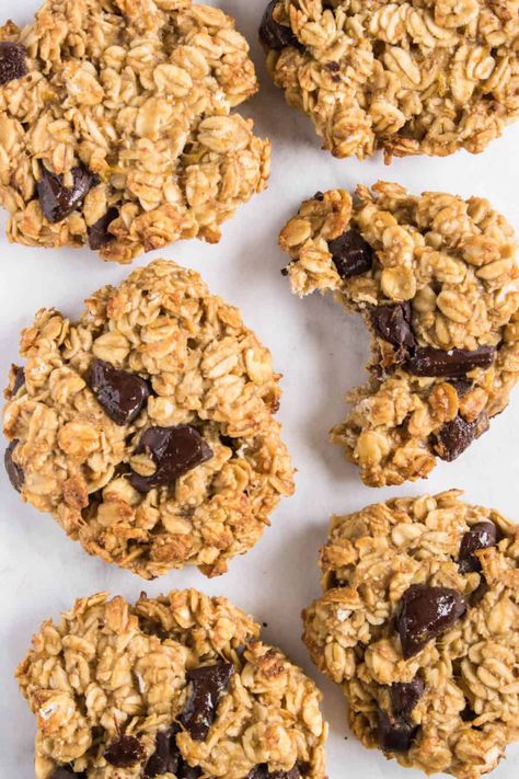 This easy and healthy 4 Ingredient Cookies recipe is all you ever need. They consist of banana, rolled oats, peanut butter, and chocolate. Rolled Oats Recipe, Healthy Cookie Recipe, 4 Ingredient Cookies, Oats Peanut Butter, Banana Roll, Healthy Cookie, 4 Ingredient Recipes, Peanut Butter Oats, Banana Oatmeal Cookies