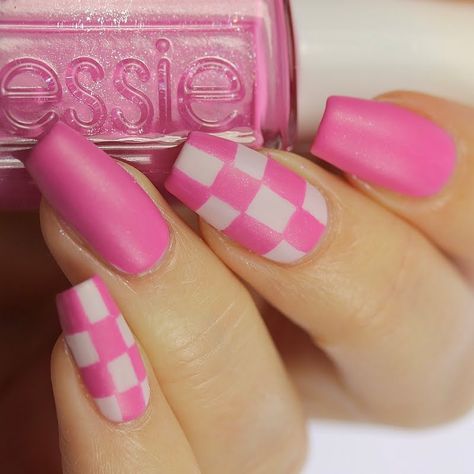 Pink Checkered Nails, Nails Images, Barbie Pink Nails, Checkered Nails, Pink Glitter Nails, Hot Pink Nails, Pink Checkered, Plaid Nails, Pink Nail Art