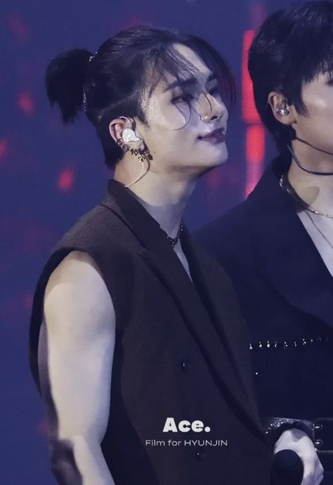 Hyunjin Grey Hair, Hyunjin Tied Hair, Hyunjin Undercut, Hyunjin Curly Hair, Hyunjin Hairstyle, Asian Undercut, Hyunjin Hair, Curly Asian Hair, Undercut Men