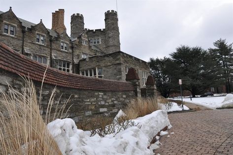 Bryn Mawr College - Merion Hall | Bryn Mawr Pennsylvania | Real Haunted Place Bryn Mawr College Aesthetic, College Dining Hall, Bryn Mawr College, Halloween Attractions, College Vision Board, Paranormal Experience, Halloween Entertaining, Bryn Mawr, College Aesthetic