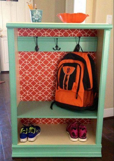 Turn an Old Dresser into a Backpack & Shoe Holder....These are the BEST Family Organizing Hacks! Shoes Organization, Koti Diy, Closet Bathroom, Kitchen Closet, Coat Storage, Diy Back To School, Organization Storage, Store Ideas, Old Dressers