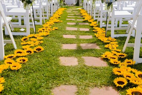 Garden Apartment Ideas, Home Decor Budget, Gardening Wallpaper, Sunflower Wedding Decorations, Yellow Wedding Theme, Budget Home Decor, Rustic Sunflower Wedding, Diy Outdoor Weddings, Wedding In Colorado