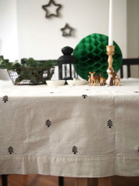 Diy Christmas Table, Cushion Embroidery, Diy Embroidery Designs, Cottage Christmas, Navidad Christmas, Christmas Table Cloth, Christmas Stamps, Noel Christmas, Christmas Mood