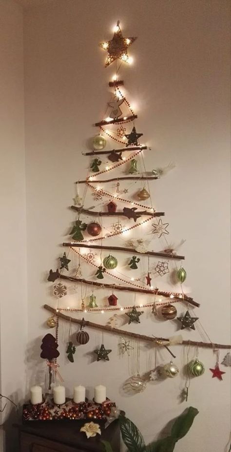 Alternative Christmas Tree Diy, Christmas Decorations On A Budget, Easy Diy Christmas Decorations, Wall Hanging Christmas Tree, Decorations On A Budget, Christmas Branches, Wall Christmas Tree, Paper Craft Ideas, Alternative Christmas Tree