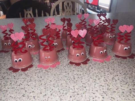 3rd Grade Valentines, Diy Valentines Party, Valentines School Party, Classroom Snack Ideas, Valentines Party Ideas For Kids, Vday Diy, Preschool Treats, Holiday Snack Ideas, Applesauce Valentines