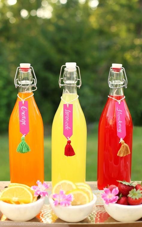 Set up an Iced Tea Bar for entertaining at home. Display juice in flip top bottles with fruit garnishes and diy name tags. Late Summer Dinner Party, Tea Bar Ideas, Iced Tea Bar, Easy Iced Tea Recipes, Ice Tea Bar, Dinner Party Decorations Table, Late Summer Dinner, Backyard Soiree, Easy Iced Tea