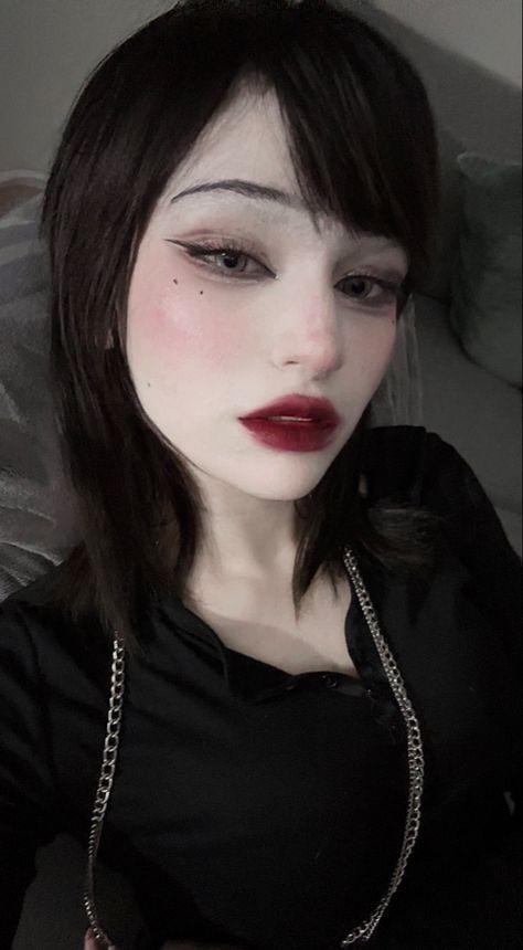 Masc Douyin Makeup, Emo Douyin Makeup, Douyin Goth Makeup, Nana Inspired Makeup, Grunge Douyin Makeup, Goth Douyin Makeup, Bayonetta Makeup, Douyin Lips, Gyaru Icon