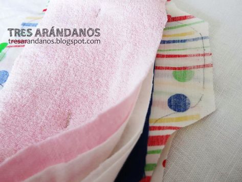 Compresas de tela: tutorial con patrón Menstrual Pads, Cloth Pads, Sanitary Pads, Fabric Scraps, Diy Clothes, Mom Life, Sewing Projects, Sewing Crafts, Sewing