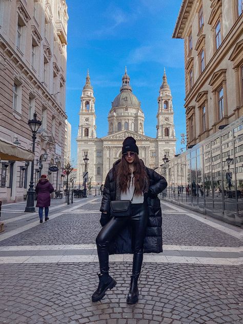 Winter In Budapest Outfits, Budapest Outfit Autumn, Budimpesta Photography, Budapest In Winter, Budapest Instagram Spots, Budapest Outfit Winter, Budapest Photo Ideas Winter, Prague Photo Ideas, Budapest Photo Ideas