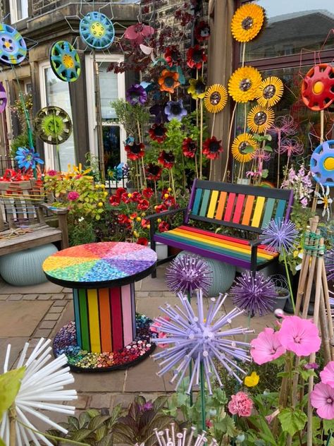 Sensory Garden Ideas, Hippie Garden, Rainbow Garden, Sensory Garden, Boho Garden, Garden Art Sculptures Diy, School Garden, Garden Art Projects, Garden Art Crafts