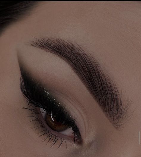 Quinceanera Black Makeup, Black Makeup Eye, Simple Concert Makeup, Smokey Cat Eye Makeup, Billie Concert, Black Quinceanera, Hoco 2024, Concert Makeup, Birthday Makeup