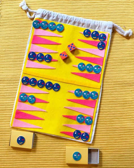 Turn a drawstring bag into a portable, lightweight travel backgammon set. DIY this cute gift with felt and shrinky dink pieces! Crochet Backgammon, Pocket Games Diy, Backgammon Board Diy, Beginning Sewing Projects For Kids, Board Game Crafts, Diy Game Board, Diy Backgammon, Board Game Diy, Diy Board Games