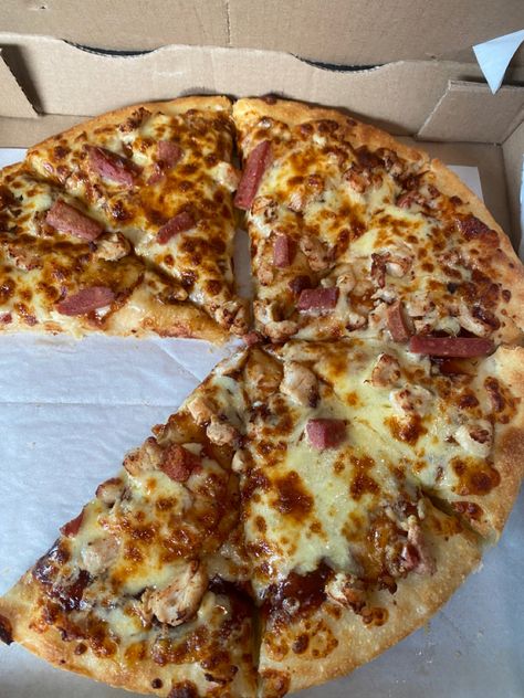 Bbq chicken & sausage pizza <3 #pizzahut #pizza #bbq Bbq Chicken Pizza Aesthetic, Chicken Sausage Pizza, Pizza Hut Aesthetic, Chicken Bbq Pizza, Pizza Bbq Chicken, Barbeque Pizza, Barbeque Chicken Pizza, Rich Things, Costco Pizza