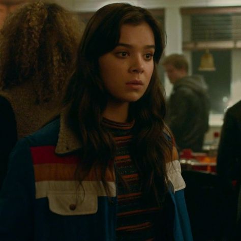 The Edge Of Seventeen Hailey Steinfeld Edge Of Seventeen, The Edge Of Seventeen Icons, Nadine Edge Of Seventeen Aesthetic, Relatable Movie Characters, Hailee Steinfeld Edge Of Seventeen, Nadine Franklin Icons, Edge Of Seventeen Aesthetic, Nadine Edge Of Seventeen, Mirrorball Character