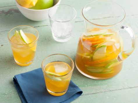 Get this all-star, easy-to-follow Passion Fruit Sangria recipe from Bobby Flay Passionfruit Sangria, Tropical Punch Recipe, Ice Recipe, How To Store Strawberries, Cake Aux Olives, Fruit Sangria, Frozen Grapes, Peach Sangria, White Sangria