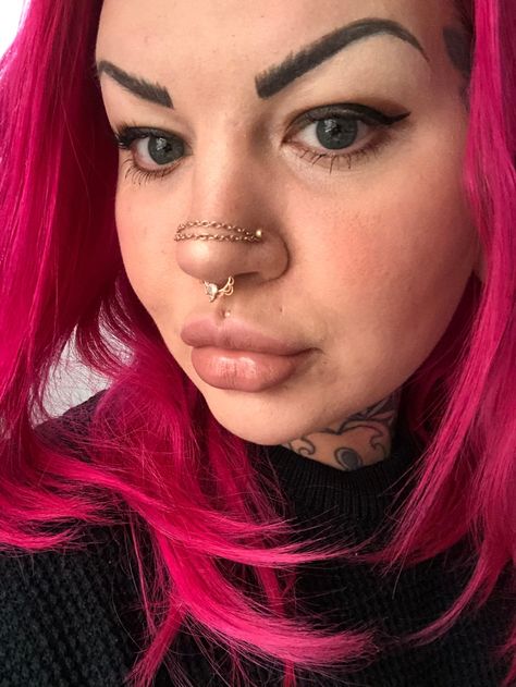 Nose Ring Chain Across Nose, Piercing Ideas Face, Chain Nose Piercing, Nose Piercing Chain, Nose Peircing, Double Nostril Piercing, High Nostril Piercing, Piercing Chain, Face Decor