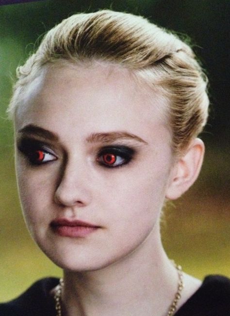 Jane Twilight, Jane Volturi, Twilight Volturi, Twilight Vampires, Volturi Kings, Bleached Eyebrows, Twilight Saga Books, Vampire Twilight, Dakota And Elle Fanning