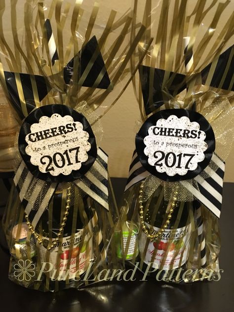 New Years Goodie Bags, Traditional New Years Dinner, Real Estate Marketing Gifts, Marketing Gifts, Giveaway Ideas, Kids Party Gift, Happy New Year Gift, Party Poppers, Marketing Gift