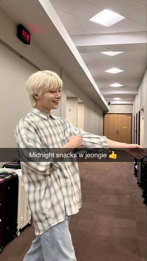 Straykids Snapchat, Stray Kids Snapchat, Kpop Boyfriend Material Snapchat, Skz Snapchat, Skz Snaps, Kids Snapchat, Snapchat Memories, Kpop Snapchat, Creepy Dude