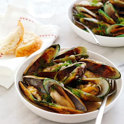 Creamy garlic mussels | Healthy Recipe | WW Australia Garlic Mussels, Weight Watchers Recipe, New Zealand Food, Mussels Recipe, Green Lipped Mussel, How To Make Greens, Seafood Appetizers, Lemon Vinaigrette, Grilling Season