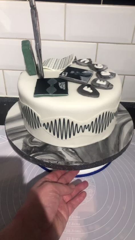 Arctic Monkeys Bday Cake, Arctic Monkeys Cake, Bolo Da Hello Kitty, Cakes Pretty, Arctic Monkey, Music Cakes, Arctic Monkeys Wallpaper, Pop Cake, Rock Cake