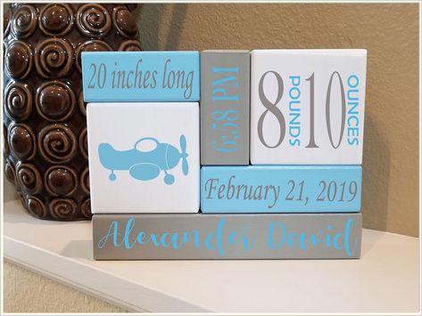 Personalisierbare Prints fr die sesten Baby und Kinder Fuabdrcke Baby Age Blocks, Baby Milestones Pictures, Baby Birth Stats, Name Blocks, Diy Baby Gifts, Wood Personalized, Baby Birth Announcement, Birth Stats, Baby Blocks