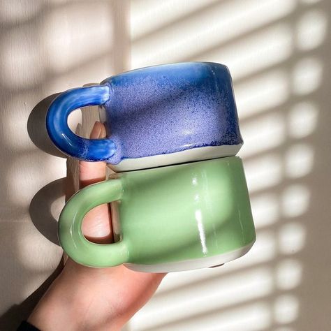 Mugs With Cool Handles Ceramics, Ceramic Mugs With Cool Handles, Funky Ceramics, Handmade Mugs Aesthetic, Danish Ceramics Handmade, Danish Aesthetic, Funky Ceramic Hand Built Mugs, Stoneware Mugs Colorful, Danish Ceramics