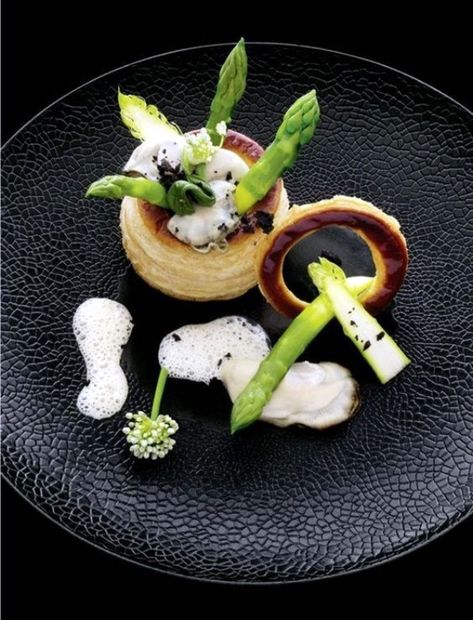 40 Fascinating Examples of Food Art Works Michelin Star Food, Vol Au Vent, Molecular Gastronomy, Fine Food, Food Presentation, Food Plating, Beautiful Food, Creative Food, Food Design