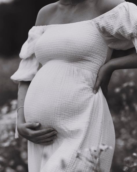 Vom Avea Un Copil, Maternity Picture Outfits, Baby Bump Photoshoot, Maternity Photography Poses Outdoors, Baby Announcement Photoshoot, Cute Pregnancy Pictures, Outdoor Maternity Photos, Maternity Photo Outfits, Maternity Photography Poses Pregnancy Pics