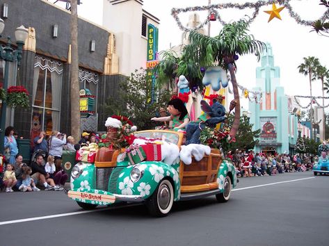 Christmas Stitch Disney, Lilo And Stitch Christmas, Christmas Parade Floats, Santa Claus Outfit, Christmas Stitch, Disney Parade, Disney's Hollywood Studios, Hawaiian Christmas, Car Wrapping