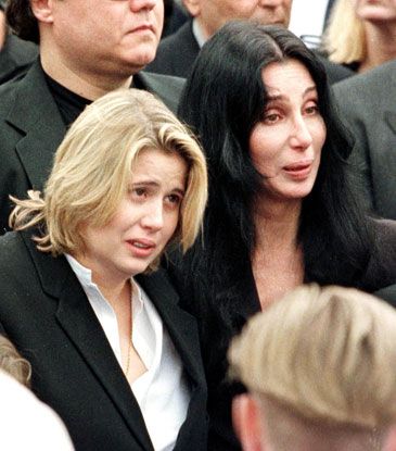 Cher, the former wife of Sonny Bono, and their daughter Chastity mourn as Bono's casket is placed inside the hearse for the trip to the cemetery following services at the Saint Theresa Catholic Church on January 9, 1998 in Palm Springs, California. Chstity's dad, Sonny Bono died after hitting a tree while skiing at Lake Tahoe on January 5, 1998. Cher Children, Cher 1960s, Sonny Bono, Chaz Bono, Cher And Sonny, Cher Outfits, Fake Beards, Frozen Face, Cher Bono