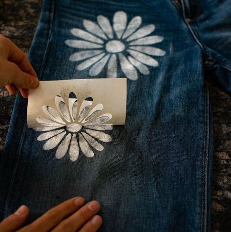 Creative Jackets, Costume Jeans, Customized Denim, Custom Jeans Diy, Jeans Tutorial, Hippie Jeans, Flower Jeans, Altered Clothing, Bleached Jeans