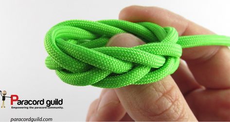 How to tie the Spanish ring knot- 2 passes - Paracord guild Knot Tutorial, Decorative Knots, 550 Cord, Paracord Knots, Knot Braid, Knots Tutorial, Scouts Crafts, Diy Friendship Bracelets Patterns, Head Ties