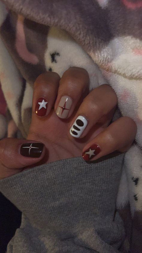 Easy Star Nails, Star Pedicure, Wrestling Nails, Brown Star Nails, Brown And Red Nails, Red And Brown Nails, Red And Black Nails Short, Downtown Girl Nails, Nail Art Maroon