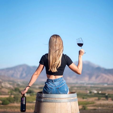 The best view comes after a glass of wine. 🍷😉⛰    #Regram via @www.instagram.com/p/BpPqIbcnKT5/ Corporate Headshots Women, Winery Outfit Summer, Vineyard Outfit, Wine Experience, Wineries Outfit, Headshots Women, Wine Photography, Flower Photoshoot, Best Friend Photoshoot