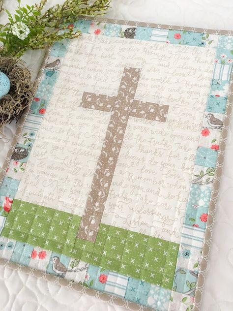 Free mini quilt pattern: He Is Risen Easter Quilts Wall Hangings, Easter Quilt, Simple Quilting, Quilt Crafts, Quilted Placemat, Lattice Quilt, Mini Quilt Patterns, Cross Quilt, Layer Cake Quilts