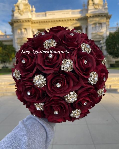 Maroon And Gold Bouquet, Quince Ideas Burgundy, Burgundy And Champagne Bouquet, Burgundy Quince Ramo, Burgandy Wedding Dress, Burgundy And Gold Quinceanera Theme, Burgundy Quince Dress, Maroon Quince, Burgundy Quinceanera Theme