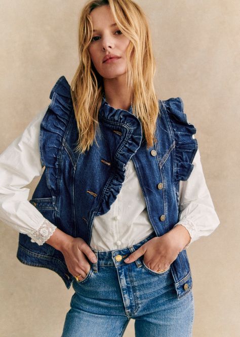 Sleeveless denim jacket;Button fastening;Gathered ruffle around neckline and armholes ;Pockets with button closure ;Length from shoulder 58 cm / 22.8 in (for a S) Outfits With Jean Jacket, Sezane Outfits, Dark Denim Jacket Outfit, Yeehaw Outfits, Elsa Style, Western Inspired Outfits, Jeans Upcycle, Casual Denim Outfits, Denim Looks