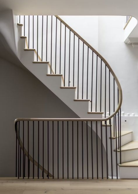 Elegant Stairs, Wooden Handrail, Elegant Staircase, Staircase Metal, Staircase Wood, Modern Staircases, Curved Railing, Oak Handrail, Modern Stair Railing