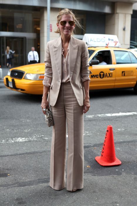 O look nude já virou um queridinho de grande parte das pessoas. Porém, vejo que algumas ainda acham que usar esta cor é sem graça. Vamos desmistificar este pensamento? Elegantes Business Outfit, Woman Suit Fashion, Business Outfit, Sarah Jessica Parker, Alexa Chung, Fall Collection, Work Wardrobe, 여자 패션, Suit Fashion