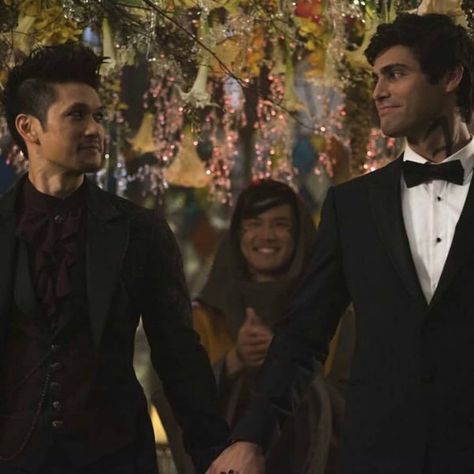 malec_squad ➰- 2 🇮🇹 girls (@malec_squad) en Instagram: "Alec: "All these hundreds of years, I can't believe you've never been married" Magnus: "Well...…" Malec Wedding, Shadowhunters Season 3, Shadowhunters Series, Magnus And Alec, Clockwork Princess, Shadowhunters Tv Show, Magnus Bane, Tv Show Couples, Shadowhunters Malec