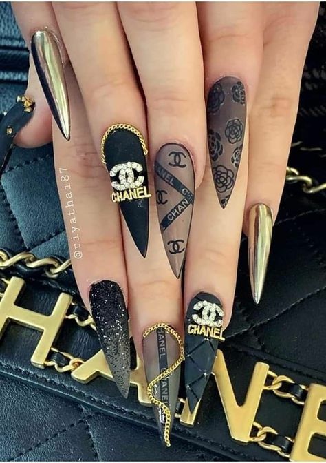 Chanel Nails Design, Nails With Black, Gucci Nails, Colors Nails, Unghie Sfumate, Chanel Nails, Easy Nails, Edgy Nails, Nails Design With Rhinestones