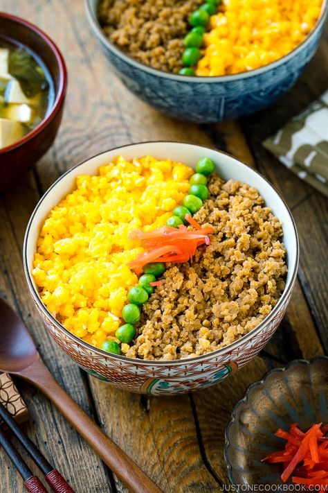 Soboro Don or Ground Chicken Bowl is your go-to Japanese comfort meal! With seasoned ground chicken, scrambled eggs, and green vegetables on top of fluffy steamed rice, this three-color rice bowl is effortlessly easy to pull together and full of flavor. A favorite among both kids and adults. #soboro #soborodon #donburi #ricebowl | Easy Japanese Recipes at JustOneCookbook.com Japanese Chicken Recipes, Chicken Dishes For Dinner, Color Rice, Japanese Chicken, Easy Japanese Recipes, Rice Bowls Recipes, Homecooked Meals, Food Critic, Japanese Recipes