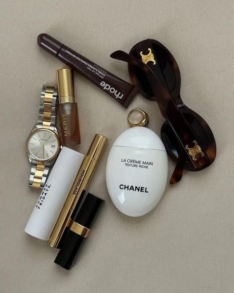 Purse Essentials, Handbag Essentials, Vogue Beauty, Chanel Makeup, What In My Bag, Old Money Aesthetic, Essential Bag, Rich Girl, Makeup Essentials