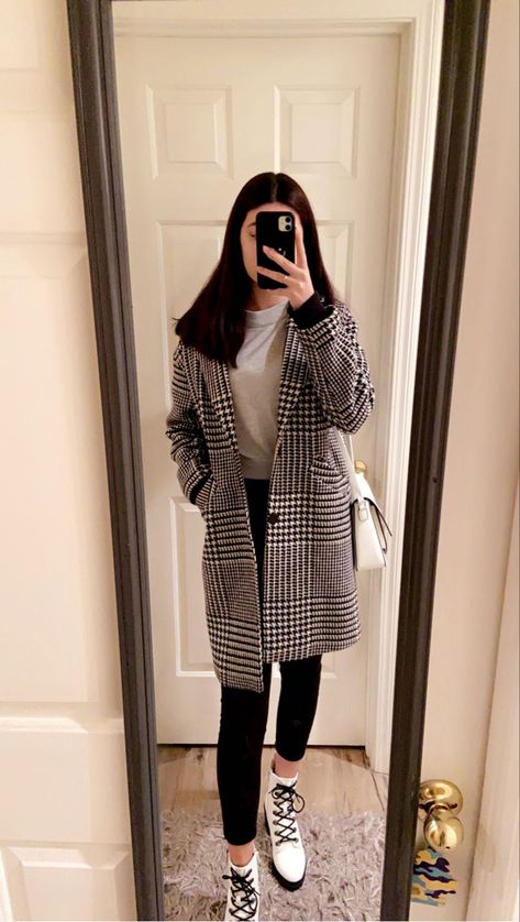 White boots, heel boots, black skinny jeans, black and white coat, winter outfit, classy outfit for winter, mirror selfie White Winter Coat Outfit, White Coat Winter Outfit, Winter Outfit Classy, Winter Coat Outfit, Coat Winter Outfit, Heel Boots Black, White Combat Boots, White Winter Coat, Black And White Coat