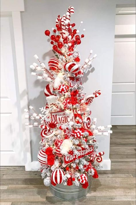 Raz Christmas Trees 2023, Christmas Tree Garland Ideas, Tree Garland Ideas, Red And White Christmas Tree, White Christmas Tree Ideas, Pretty Christmas Decorations, Gingerbread Christmas Tree, Tree Id, Garland Ideas