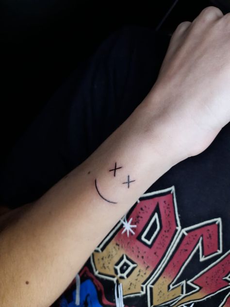 louis tomlinson tattoo Louis Smiley Tattoo, Louis Smiley Face Tattoo, Louis Tomlinson Smiley Face Tattoo, Louis Tomlinson Tattoos Ideas, Evermore Tattoo, Louis Tomlinson Tattoos, Smiley Face Tattoo, One Direction Tattoos, Fan Tattoo